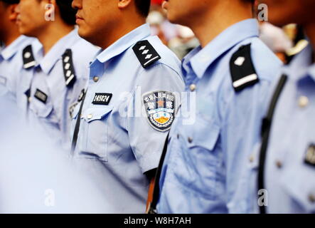 ------ Chinesische Polizisten im Dienst Line up während einer Zeremonie in Puyang City, Central China Provinz Henan, 24. August 2014. China wurde genehmigt Stockfoto