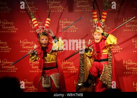 Chinesische Schauspieler Zhang Jinlai, besser bekannt unter seinem Künstlernamen Liu Xiao Ling Tong bekannt, tragen das Kostüm von Monkey King, Links, wirft mit einer Monkey King Wachs Stockfoto