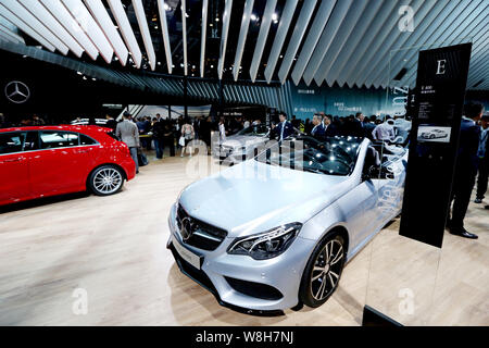 ---- Besucher bei Mercedes-Benz Cars auf dem Display während der 16. Internationalen Automobil- Ausstellung in Shanghai, die auch als automatische Shang bekannt Stockfoto