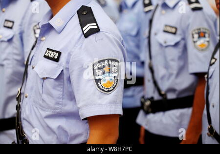 ------ Chinesische Polizisten im Dienst Line up während einer Zeremonie in Puyang City, Central China Provinz Henan, 24. August 2014. China wurde genehmigt Stockfoto