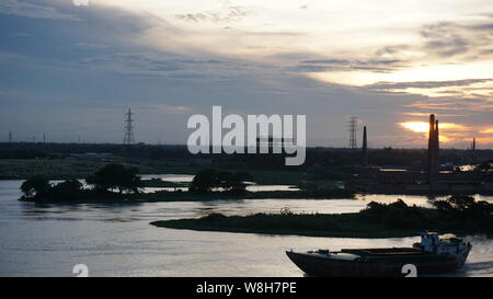 Sonnenuntergang in der Nähe von Natur und Wasser bietet einen Raum, in dem nicht nur Ruhe, sondern auch die Erfahrung der Ruhe. Stockfoto