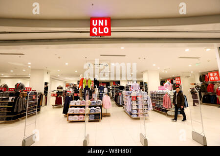 ------ Kunden in einem Geschäft von Uniqlo in Shanghai, China, 16. Januar 2015. International fast-mode Marken weiterhin ihre aggressive Expansi Stockfoto