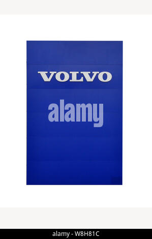 Moskau, Russland - Juli 30, 2019: Volvo Händlers Zeichen gegen den blauen Himmel. Volvo ist ein schwedischen multinationalen Automobilunternehmen Firma mit Sitz in Göteborg Stockfoto