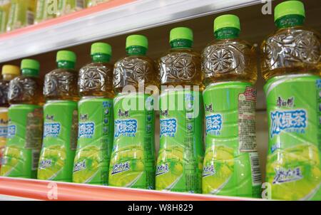 ------ Flaschen von Meister Kong ice tea von Tingyi (Cayman Inseln) Holding Corp. sind für den Verkauf in einem Supermarkt in Nanjing, China Jiangsu pr Stockfoto