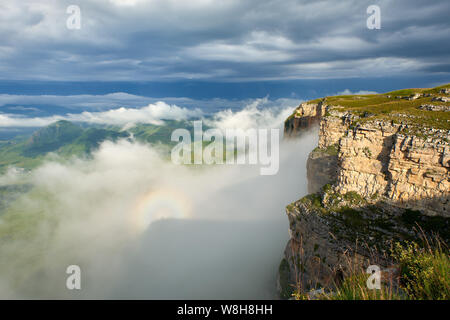 Ein Brocken Gespenst, auch als Brocken Bug oder Berg Gespenst, ist die vergrößerte und scheinbar riesigen Schatten des Beobachters auf Wolken opposi Stockfoto