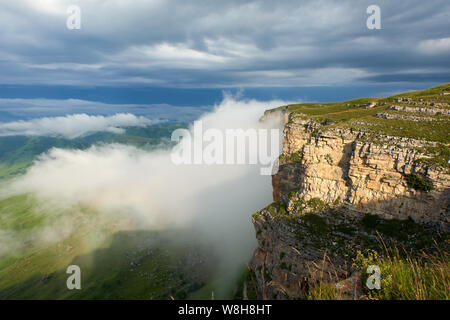 Ein Brocken Gespenst, auch als Brocken Bug oder Berg Gespenst, ist die vergrößerte und scheinbar riesigen Schatten des Beobachters auf Wolken opposi Stockfoto