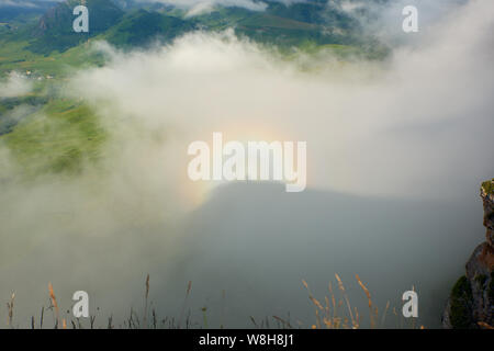 Ein Brocken Gespenst, auch als Brocken Bug oder Berg Gespenst, ist die vergrößerte und scheinbar riesigen Schatten des Beobachters auf Wolken opposi Stockfoto