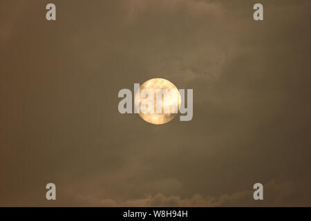 Die Scheibe der Sonne durch die Wolken und Nebel. Stockfoto