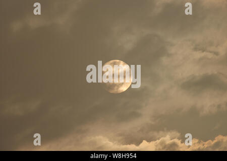 Die Scheibe der Sonne durch die Wolken und Nebel. Stockfoto