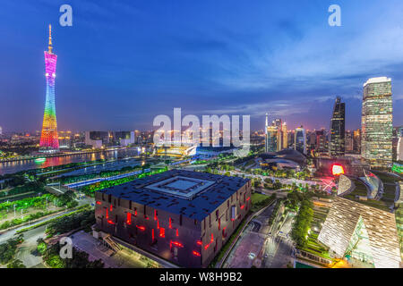 ------ Nacht Blick auf die Canton Tower, am höchsten, Guangdong Museum, Front, und andere Wolkenkratzer und Hochhäuser in Guangzhou City, South China Stockfoto