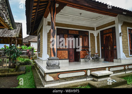 BALI, Indonesien - Januar 9, 2018: Traditionelles balinesisches Haus, Veranda mit Vintage Zyklus auf Bali, Indonesien Stockfoto