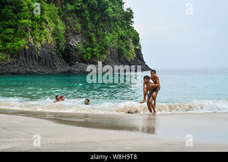 BALI, Indonesien - Januar 14, 2018: Kinder spielen am tropischen Strand auf Bali in der Nähe von knowen Chandidasa, wie White Sand Beach Stockfoto