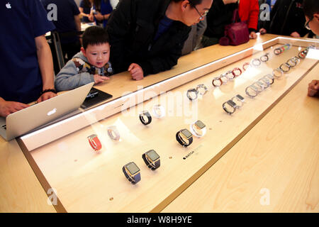 ------ Kunden bei Apple Watch smart Uhren in einem Apple Store in Shanghai, China, 11. April 2015. Apple Watch Fans, die sich zu einem dis machen Stockfoto