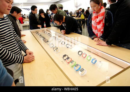 ------ Kunden bei Apple Watch smart Uhren im Apple Store in der Lujiazui Finanzviertel in Pudong, Shanghai, China, 11. April 2015. Stockfoto