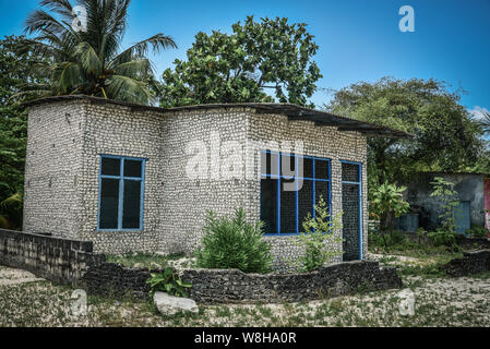 Leere Straße in traditionellen maledivischen Dorf auf der Insel, das Baa Atoll Fehendhoo Stockfoto