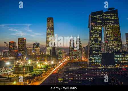 ------ Nacht der CBD (Central Business District) mit dem CCTV-Tower, rechts, der Sitz von China Central Television und anderen Wolkenkratzern Stockfoto