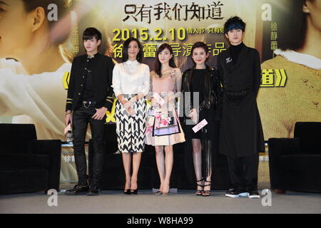 (Von links) Chinesische Schauspieler Wu Yifan, Regisseurin und Schauspielerin Xu Jinglei und Schauspielerin Wang Likun stellen während einer Pressekonferenz für ihren neuen Film omewhe Stockfoto