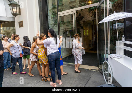 Hunderte Bräute und Brautjungfern und ihre Mütter warten in der Linie, so viel wie sechs Stunden, die kleinfeld Bridal Sommer Sonderverkauf in New York am Dienstag, August 6, 2019. Die eintägige Verkauf empfohlene Hochzeit Kleider bis zu 70% Rabatt. (© Richard B. Levine) Stockfoto