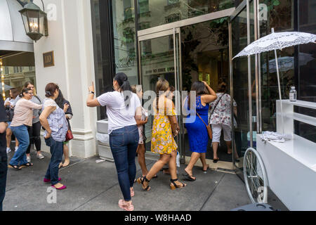 Hunderte Bräute und Brautjungfern und ihre Mütter warten in der Linie, so viel wie sechs Stunden, die kleinfeld Bridal Sommer Sonderverkauf in New York am Dienstag, August 6, 2019. Die eintägige Verkauf empfohlene Hochzeit Kleider bis zu 70% Rabatt. (© Richard B. Levine) Stockfoto