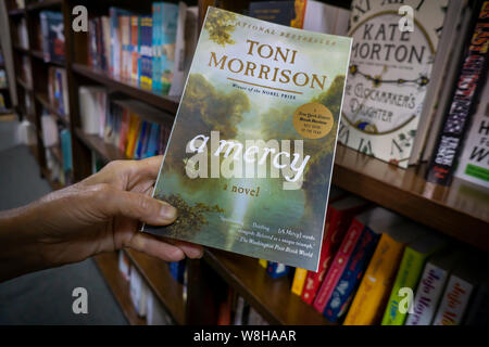 Ein Leser blättert Kopien von Toni Morrison's "a Mercy" in einer Buchhandlung in New York am Dienstag, 6. August 2019. Morrison starb in New York im Alter von 88 Jahren am 5. August 2019. (© Richard B. Levine) Stockfoto