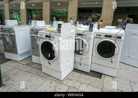 Die Lieferung von Maytag Marke Waschmaschinen zu einem Wohnhaus in New York am Dienstag, 6. August 2019. (© Richard B. Levine) Stockfoto