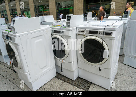 Die Lieferung von Maytag Marke Waschmaschinen zu einem Wohnhaus in New York am Dienstag, 6. August 2019. (© Richard B. Levine) Stockfoto