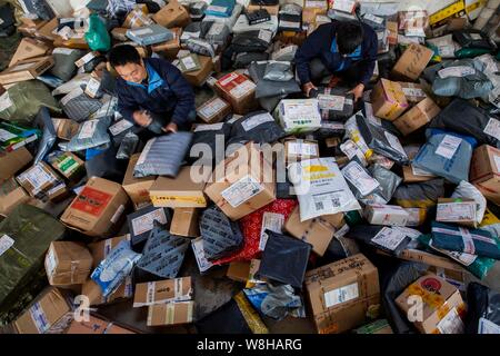 ------ Chinesische Arbeiter sortieren Pakete, von denen die meisten aus online einkaufen, bei einer Distribution Center von einem Kurierdienst in Lanzhou City, East Stockfoto