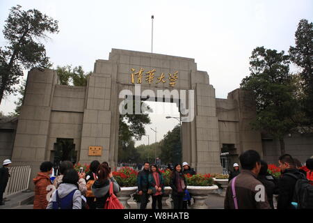 ---- Fußgänger für Fotos vor einem Tor von der Tsinghua Universität in Peking, China, 7. November 2014 dar. Der Tsinghua Universität Peking und Uni Stockfoto