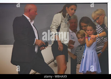 COWES, England. 08.August 2019: Catherine, Herzogin von Cambridge sieht mit Prince George und Prinzessin Charlotte, während der SailGP Rennwochenende in Cowes, Inseln Wight Großbritannien abgehalten. Stockfoto