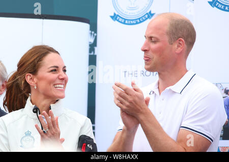 COWES, England. 08.August 2019: Catherine, Herzogin von Cambridge als Prinz William der Herzog von Cambridge pokes seine Zunge heraus, während der SailGP Rennwochenende in Cowes, Inseln Wight Großbritannien abgehalten. Stockfoto