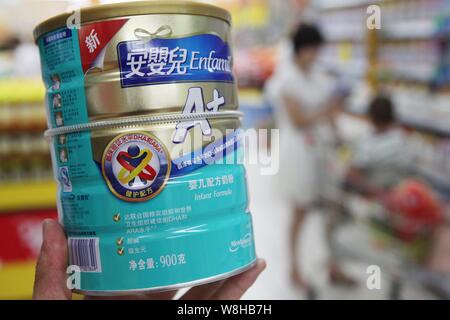 --FILE - ein chinesischer Kunde Geschäfte für einen Karton EnfaMama Milchpulver von Mead Johnson Nutrition in einem Supermarkt in Lanzhou City, East China Jia Stockfoto