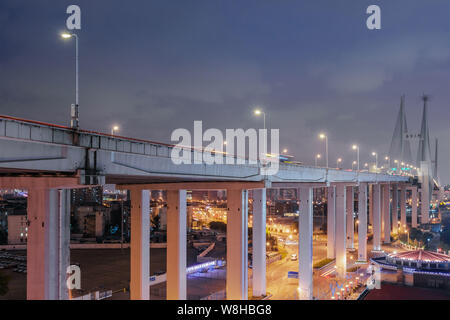 Nachtansicht der Nanpu Brücke über den Fluss Huangpu in Puxi, Shanghai, China, Mai 2015. Stockfoto
