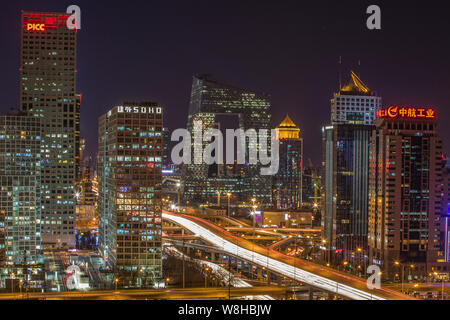 ------ Nacht der CBD (Central Business District) mit dem CCTV-Tower, Center, die Zentrale von China Central Television und anderen Wolkenkratzern Stockfoto