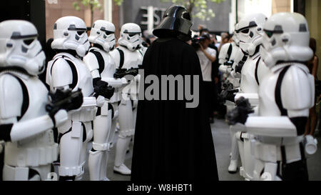 Animateure verkleidet als Darth Vader Sturmtruppen bei einer Werbeveranstaltung für die "Star Wars" Filme im Grand Gateway Plaza in Shanghai, Ch darstellen Stockfoto