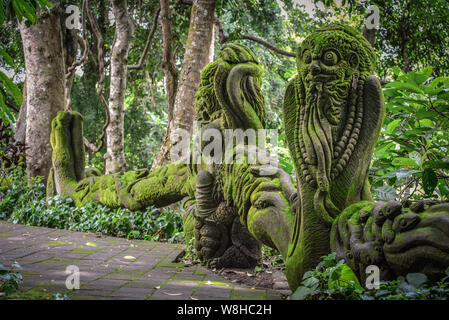 Skulpturen aus Stein in der Heiligen Affenwaldstation Ubud Bali Indonesien. Stockfoto