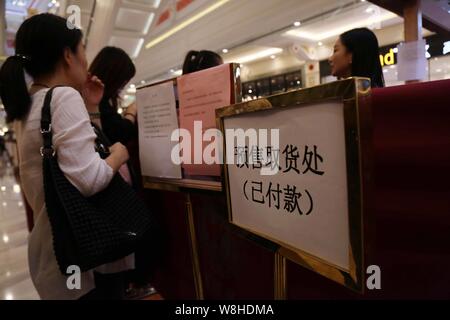 Kunden Warteschlange am JENNY Bäckerei in der Globalen Harbour Einkaufszentrum in Putuo District, Shanghai, China, 25. Oktober 2015. Putuo District Stockfoto