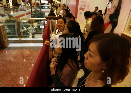 Kunden Warteschlange am JENNY Bäckerei in der Globalen Harbour Einkaufszentrum in Putuo District, Shanghai, China, 25. Oktober 2015. Putuo District Stockfoto