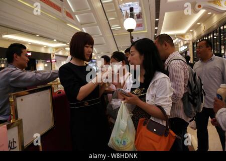 Kunden Warteschlange am JENNY Bäckerei in der Globalen Harbour Einkaufszentrum in Putuo District, Shanghai, China, 25. Oktober 2015. Putuo District Stockfoto