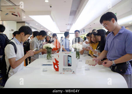 Kunden von Apple iPhone 6s und 6s Plus smartphones in einer Filiale von China Unicom in Shanghai, China, 25. September 2015. Das neue iPhone 6s und Stockfoto