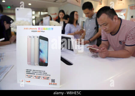 Kunden von Apple iPhone 6s und 6s Plus smartphones in einer Filiale von China Unicom in Shanghai, China, 25. September 2015. Das neue iPhone 6s und Stockfoto