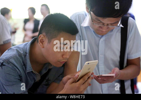 Kunden von Apple iPhone 6s und 6s Plus smartphones in einer Filiale von China Unicom in Shanghai, China, 25. September 2015. Das neue iPhone 6s und Stockfoto