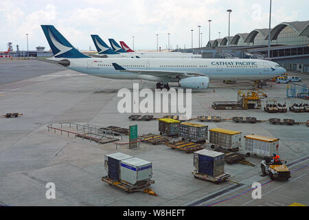 HONG KONG 30.JUNI 2019 - Blick auf den geschäftigen Hong Kong International Airport (HKG), die Nabe von Cathay Pacific (CX), in Chek Lap Kok entfernt. Stockfoto