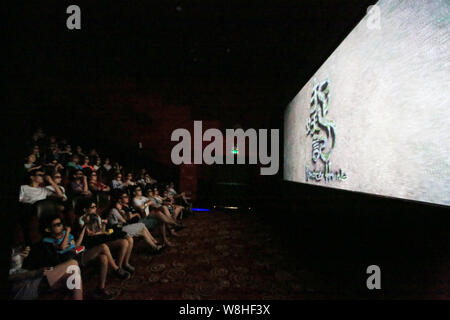 ------ Chinesische Zuschauer tragen 3D-Brille sehen Sie sich den Film 'Monster Jagd" in einem Kino in Shanghai, China, 26. Juli 2015. Chinesischen Festland box offic Stockfoto