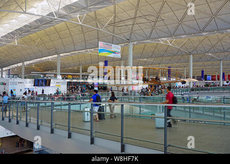 HONG KONG 30.JUNI 2019 - Blick auf den geschäftigen Hong Kong International Airport (HKG), die Nabe von Cathay Pacific (CX), in Chek Lap Kok entfernt. Stockfoto