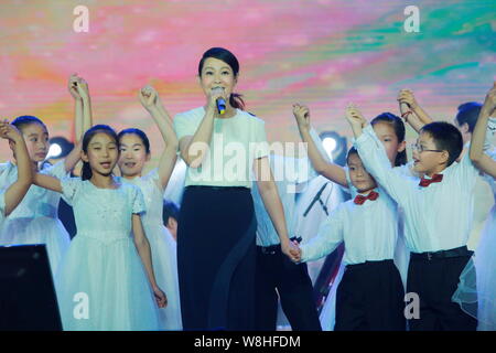 Taiwanesische Sänger Rene Liu, Mitte, führt auf dem "one night" Benefizkonzert in Hangzhou City, East China Zhejiang provinz, 16. Juli 2015. Stockfoto