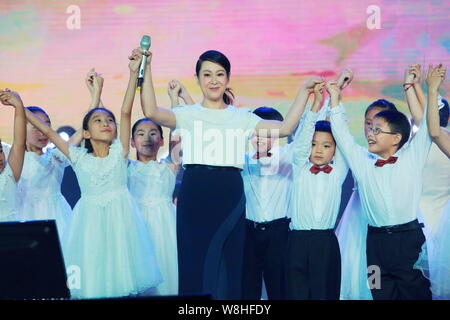 Taiwanesische Sänger Rene Liu, Mitte, führt auf dem "one night" Benefizkonzert in Hangzhou City, East China Zhejiang provinz, 16. Juli 2015. Stockfoto