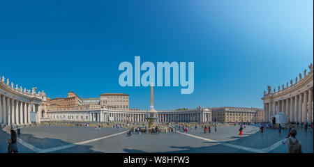 St. Peter's Square ist ein großer Platz direkt vor der Basilika St. Peter im Vatikan, der päpstlichen Enklave innerhalb Roms, direkt wes Stockfoto