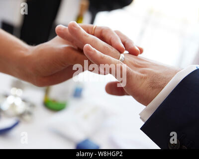 Braut und Bräutigam bei der Hochzeit Ringe austauschen Stockfoto