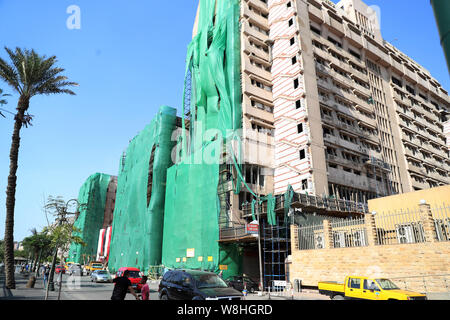 Kairo. 9 Aug, 2019. Das Foto auf Aug 9, 2019 genommen wird, zeigt das National Cancer Institute nach einer Explosion in Kairo, Ägypten. Die ägyptische Polizei am Donnerstag identifiziert, die den Terroristen, der 20 Menschen in der ägyptischen Hauptstadt Kairo Anfang dieser Woche getötet. A Booby-gefangen Autofahren aus der entgegengesetzten Richtung in der Nacht des 4. August explodiert nach dem Schlagen drei andere Autos in der Nähe des National Cancer Institute in der Innenstadt von Kairo. Credit: Ahmed Gomaa/Xinhua/Alamy leben Nachrichten Stockfoto