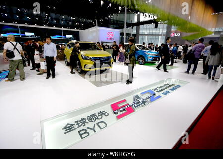 ---- Besucher Blick auf BYD Plug-in-Hybrid-SUVs auf dem Display während der 16. Internationalen Automobil- Ausstellung in Shanghai, die auch als Auto bekannt Stockfoto